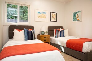 2 bedrooms, iron/ironing board, travel cot, free WiFi - Family Friendly Seahorse Cottage, a short walk to the beach! (Del Mar)