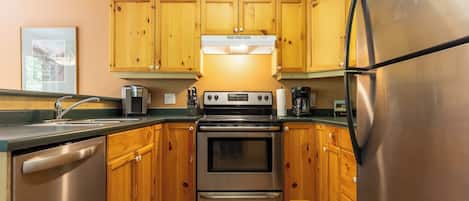Geladeira, micro-ondas, fogão, cooktop