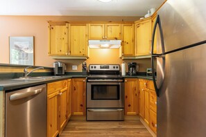 Réfrigérateur, four à micro-ondes, un four, surface de cuisson