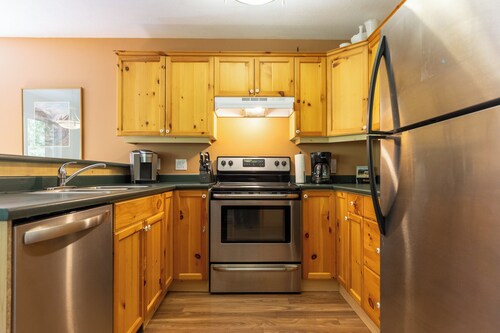 Ski In and 15 Minute Walk to the Lift | Private Hot Tub 