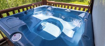 Ski In and 15 Minute Walk to the Lift | Private Hot Tub 