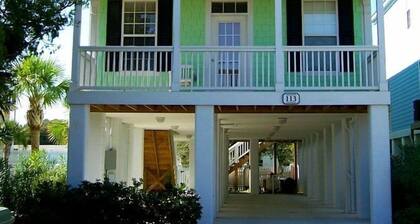 A Relaxing Retreat, Private Pool, Steps from Ocean, Family Friendly