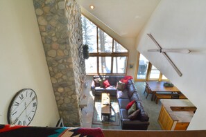 TV, fireplace, DVD player, books - Slopeside 4BR Townhome - Next to Lifts - Private Hot Tub - Garage! (Keystone)