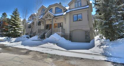 Slopeside 4BR Townhome * Yksityinen kylpytynnyri * Hissien vieressä * 3 tarinaa!