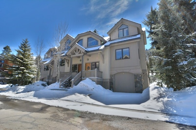 Slopeside 4BR Townhome - Next to Lifts - Private Hot Tub - Garage!