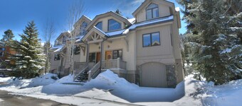 Slopeside 4BR Townhome - Next to Lifts - Private Hot Tub - Garage!
