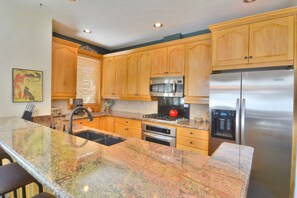Fridge, microwave, oven, stovetop - Slopeside 4BR Townhome - Next to Lifts - Private Hot Tub - Garage! (Keystone)