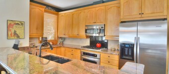 Slideside 4BR stadsbostad * Privat badtunna * Bredvid hissar * 3 berättelser!