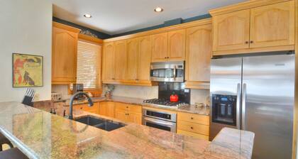 Slopeside 4BR Townhome - Next to Lifts - Private Hot Tub - Garage!