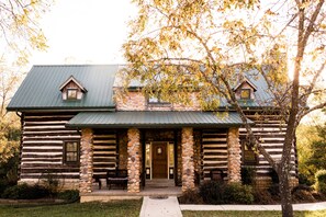 Exterior - Beautiful secluded Log Home - Nestled in the country! (Wright City)