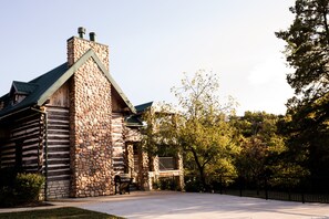 Exterior - Beautiful secluded Log Home - Nestled in the country! (Wright City)