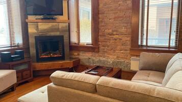 TV, fireplace