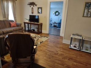 Smart TV, DVD player - Relax among vineyards and orchards on this working grape farm. (Ripley)