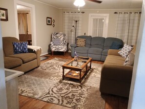 Smart TV, DVD player, books - The Home Stead House at Arwen Farms (Ripley)