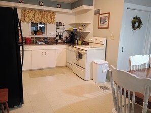 Fridge, microwave, oven, stovetop - The Home Stead House at Arwen Farms (Ripley)