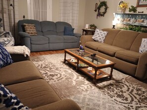 Smart TV, DVD player, books - The Home Stead House at Arwen Farms (Ripley)