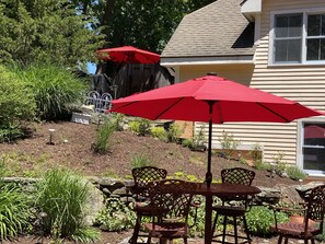 Outdoor dining - Walk to Downtown Mystic Premiere Carriage House Spacious Loft Apt—Very Private (Mystic)