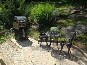 Outdoor dining - Walk to Downtown Mystic Premiere Carriage House Spacious Loft Apt—Very Private (Mystic)