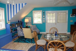 Dining - Walk to Downtown Mystic Premiere Carriage House Spacious Loft Apt—Very Private (Mystic)