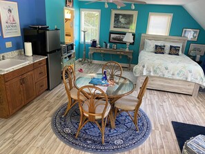 1 bedroom, desk, iron/ironing board, free WiFi - Walk to Downtown Mystic Premiere Carriage House Spacious Loft Apt—Very Private (Mystic)