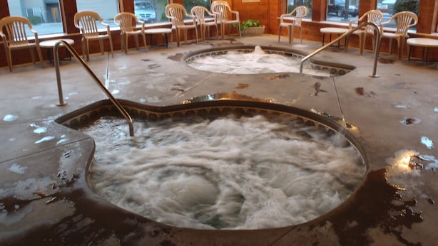 Ett spaområde med två bubbelpooler och sittplatser.
