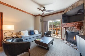 Fernseher, Kamin, Videospiele, DVD-Player