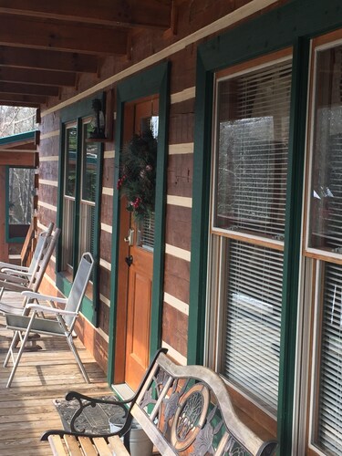 DAV BUILT & OWNED BEAUTIFUL MTN VIEWS, 40 FT PORCH, HOT TUB, JACC. POOL TABLE!