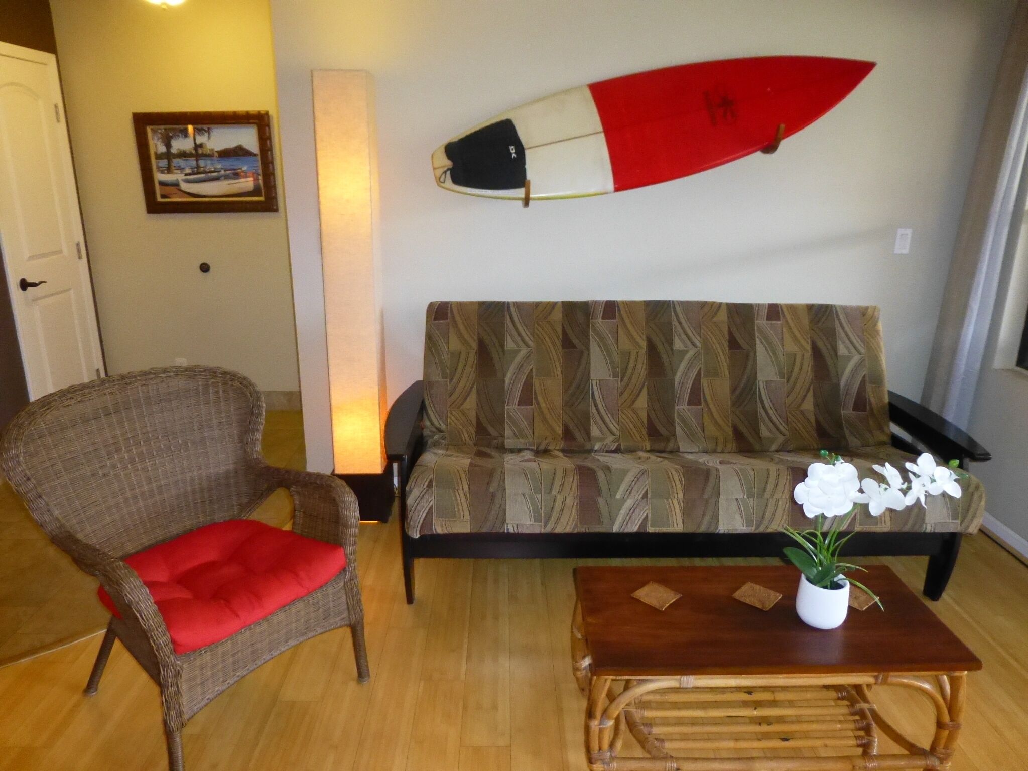 Una Smart TV, libros, un reproductor estéreo