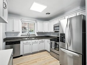 Refrigerador, microondas, horno y parrilla de estufa 