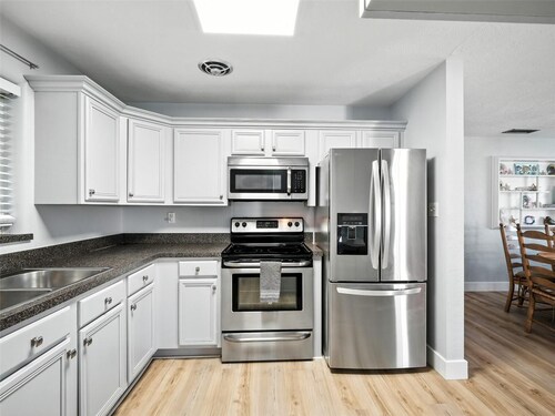 Poissa kotoa; Beach Paradise; Tuo hammasharja ja Come!