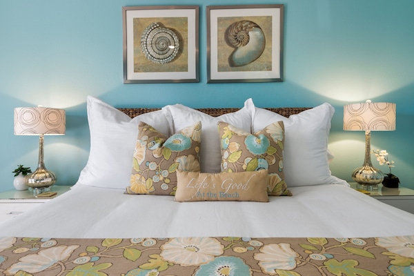 Master bedroom #1 king bed with eqyptian cotton linens