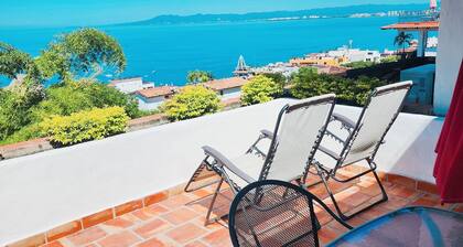 Panoramic Views of the Ocean, Huge Terrace, Minutes to Beach & Restaurants!