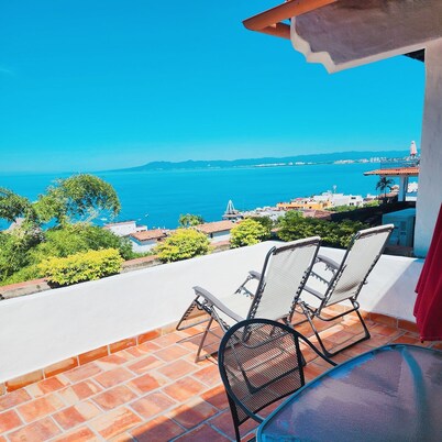 Panoramic Views of the Ocean, Huge Terrace, Minutes to Beach & Restaurants!