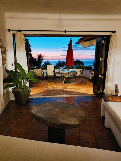 Panoramic Views of the Ocean, Huge Terrace, Minutes to Beach & Restaurants!