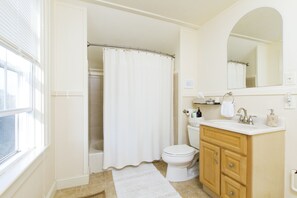 Combined shower/bathtub, hair dryer, towels, soap - Desireable Coggeshall Ave - 2-Bdrm Units - 3rd  Floor, sleeps 4 (Newport)