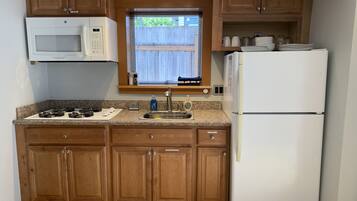 KĂŒhlschrank, Mikrowelle, Ofen, Herdplatte