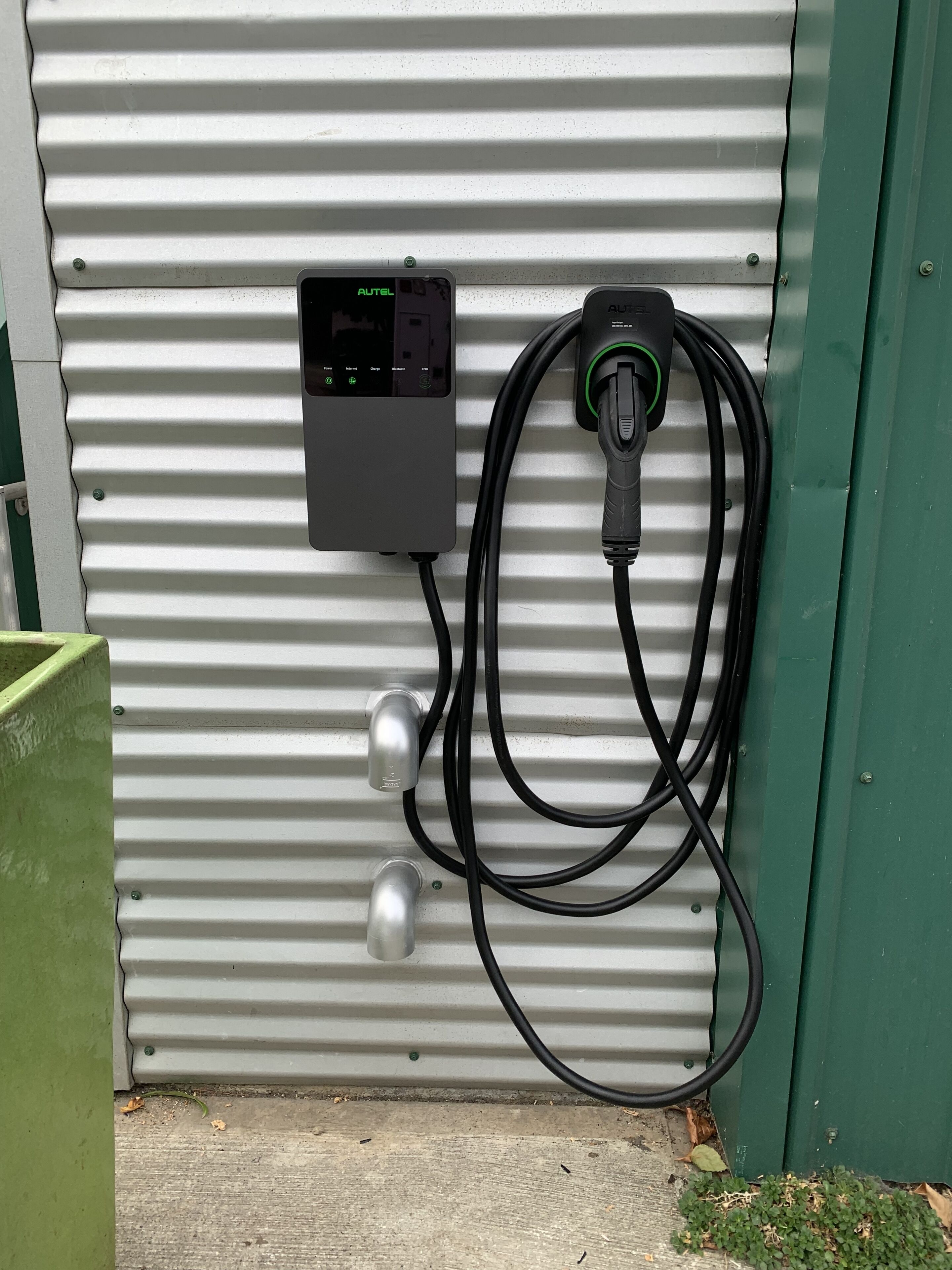 Una caja de servicios públicos con un enchufe y dos clavijas eléctricas.
