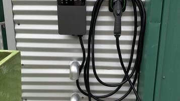 Una caja de servicios públicos con un enchufe y dos clavijas eléctricas.