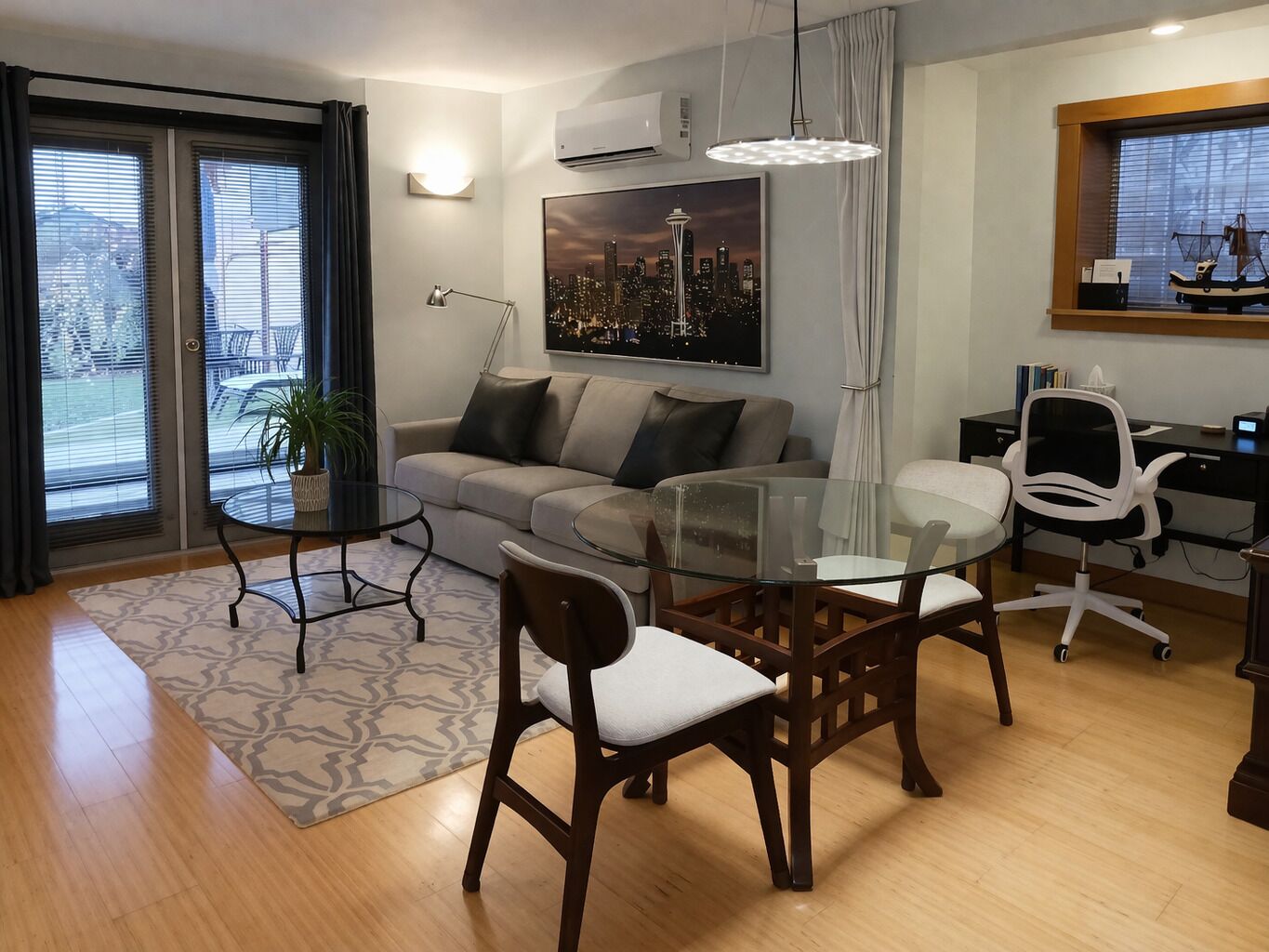 Een smart-tv, een open haard en boeken