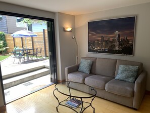 Smart-tv, eldstad och böcker