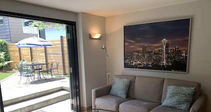 Charming Ballard Studio: King Bed, Private Backyard, EV Charging & Parking