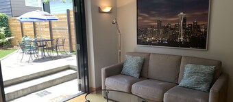 Charming Ballard Studio: King Bed, Private Backyard, EV Charging & Parking