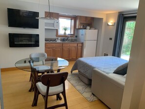 Escritorio, tabla de planchar con plancha, cuna de viaje y wifi gratis 