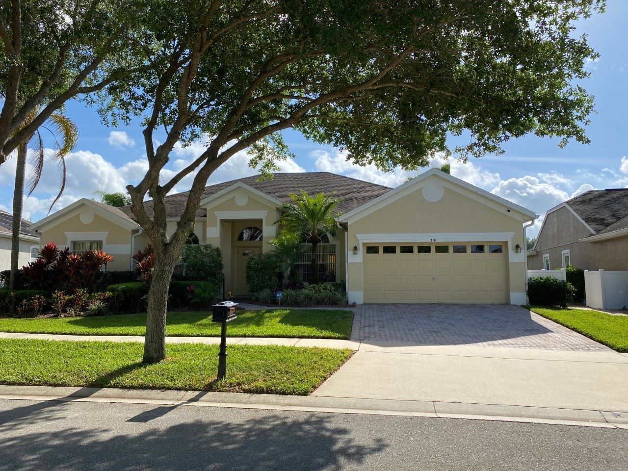 Beautifully appointed 4 bedroom 3 bathroom, sleep 8 peoples.