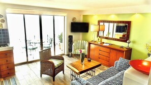 Téléviseur connecté, table de ping-pong, livres