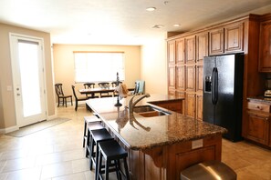 Kylskåp, mikrovågsugn, ugn och spishäll