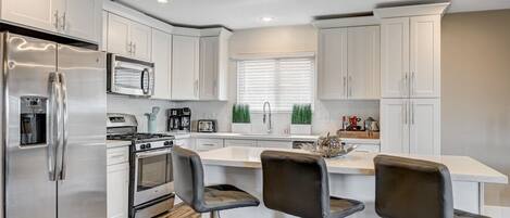 Kjøleskap, mikrobølgeovn, ovn og kokeplater