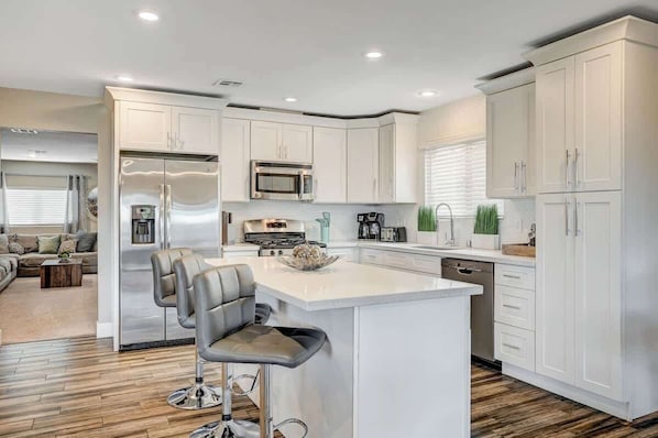 Een koelkast, een magnetron, een oven, een kookplaat