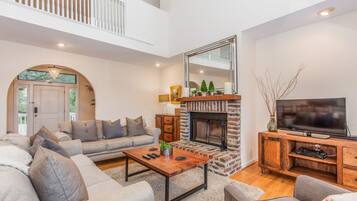 Smart TV, fireplace, Netflix, DVD player