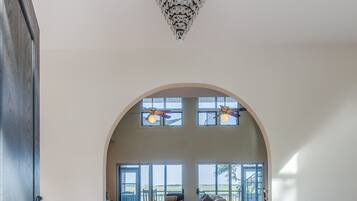 TV connectée, cheminée, Netflix, lecteur de DVD